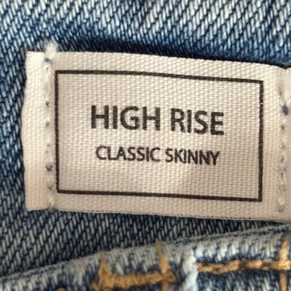 KanCan Signature High Rise Classic Skinny Distressed Jeans - NWOT- Size 28S - Picture 6 of 8